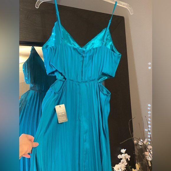 Teal Pleated Side Cutout Express Maxi Dress - Picture 13 of 13